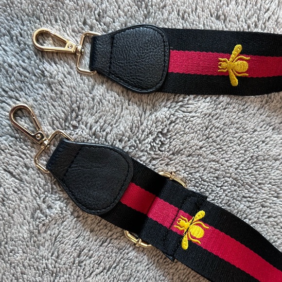 🐝🐝 Sold out! Gucci look bee crossbody strap / like new! 🐝🐝 - Picture 4 of 6